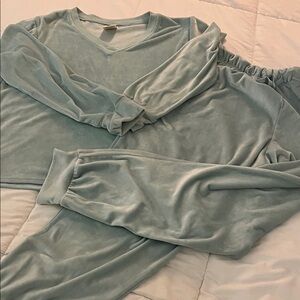 Serra Women's Two-Piece Plush Pajama Set in Light Sage Green size L